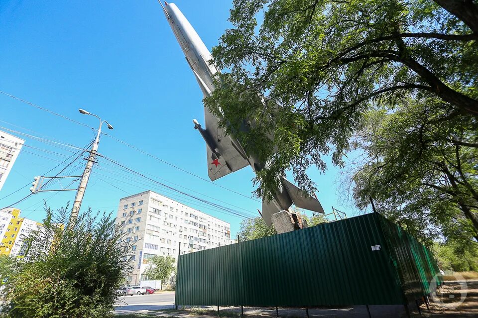 Кача волгоград ул новодвинская фото В Волгограде боевой МиГ-21 спрятали за стальным забором