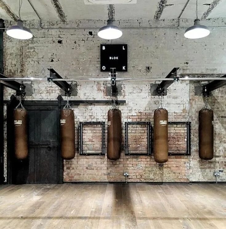 Качалка в стиле лофт Boxing gym inspo Home gym design, Gym design, Gym design interior