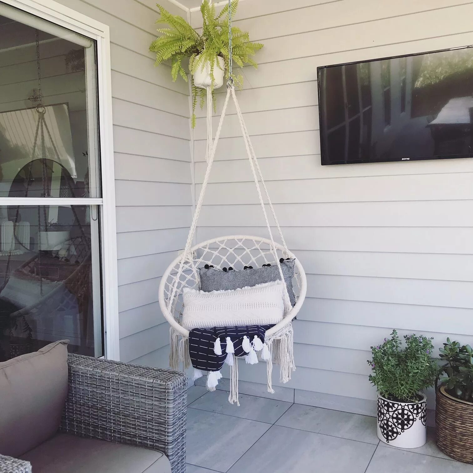 Качели на балконе фото A cute hanging chair Hanging chair, Hanging chair outdoor, Outdoor dining chair 