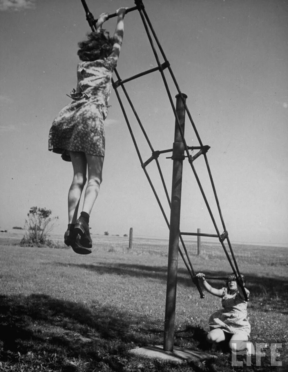 Качели ссср фото Children playing on a see-saw at recess. Illinois, 1946. By Bernard Hoffman Kids