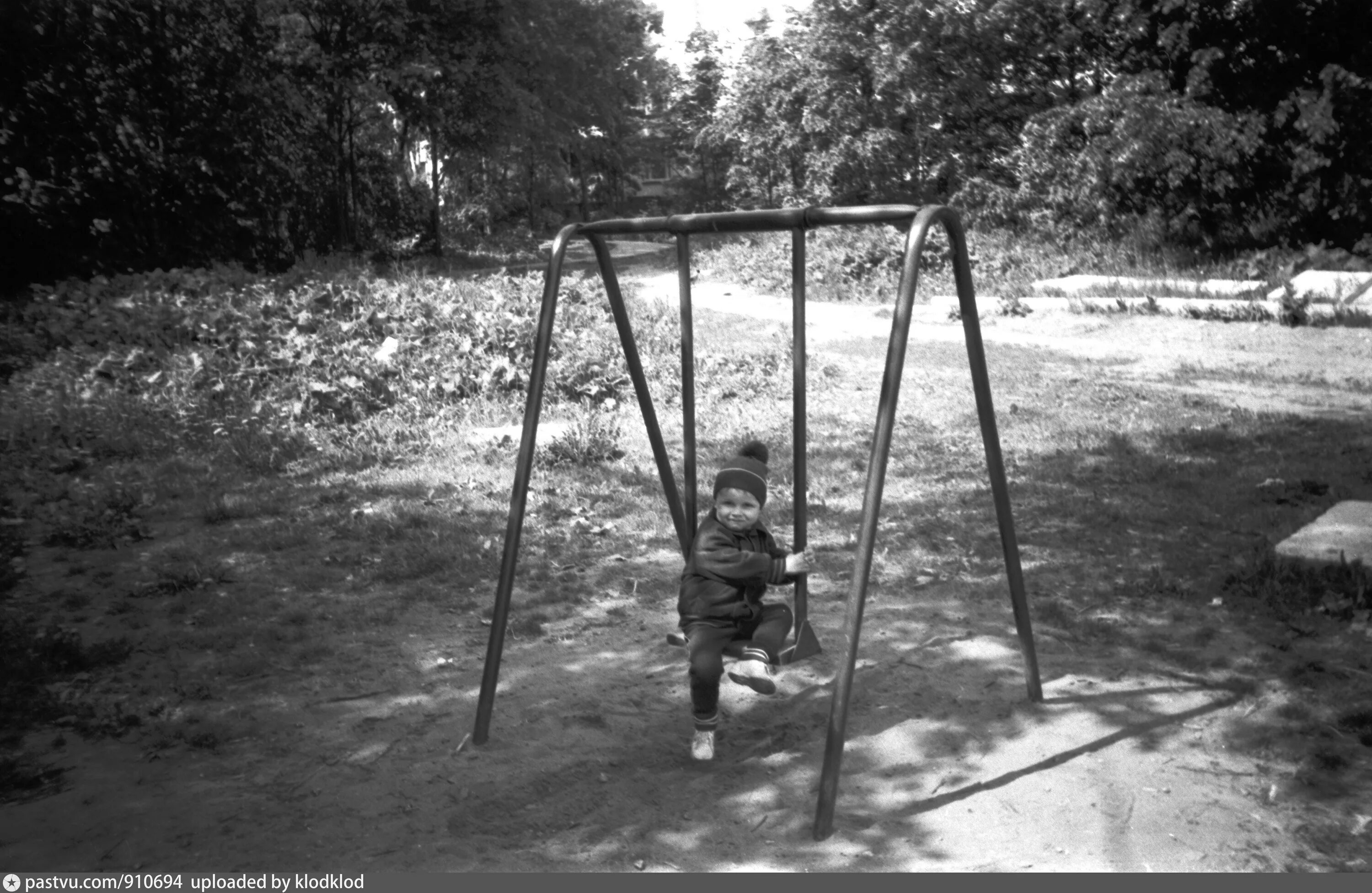 Качели ссср фото Качели во дворе, дом 65 Беловежская улица - Фотографии прошлого