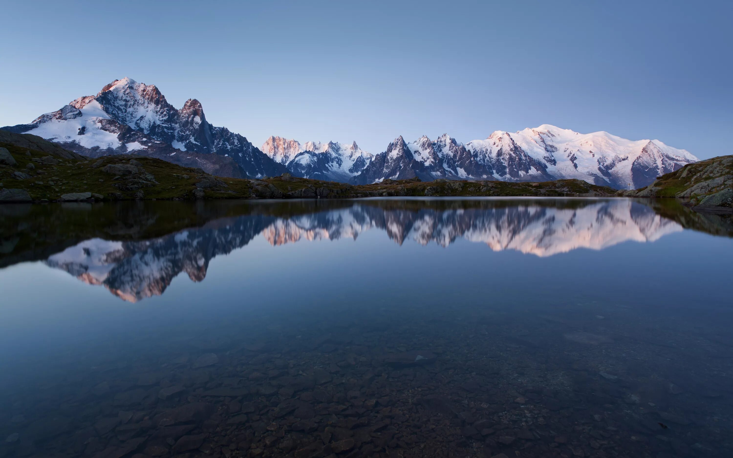 Качестве фото для рабочего стола Blue lake in the mountains Desktop wallpapers 1280x1024