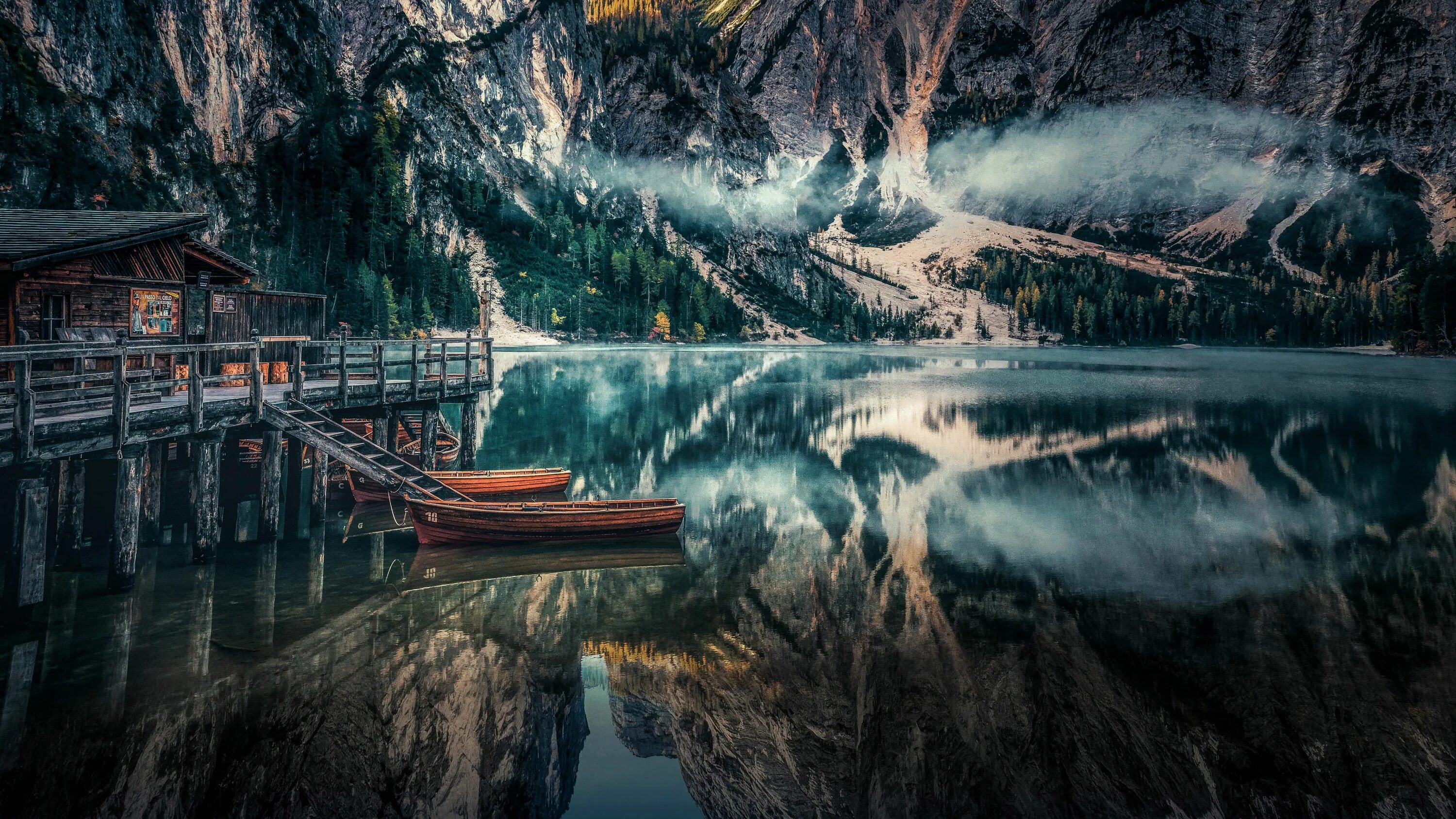 Качественные фото на обои Lago Di Braies in the Heart of the Dolomites Italy 4K wallpaper Strange photos, 