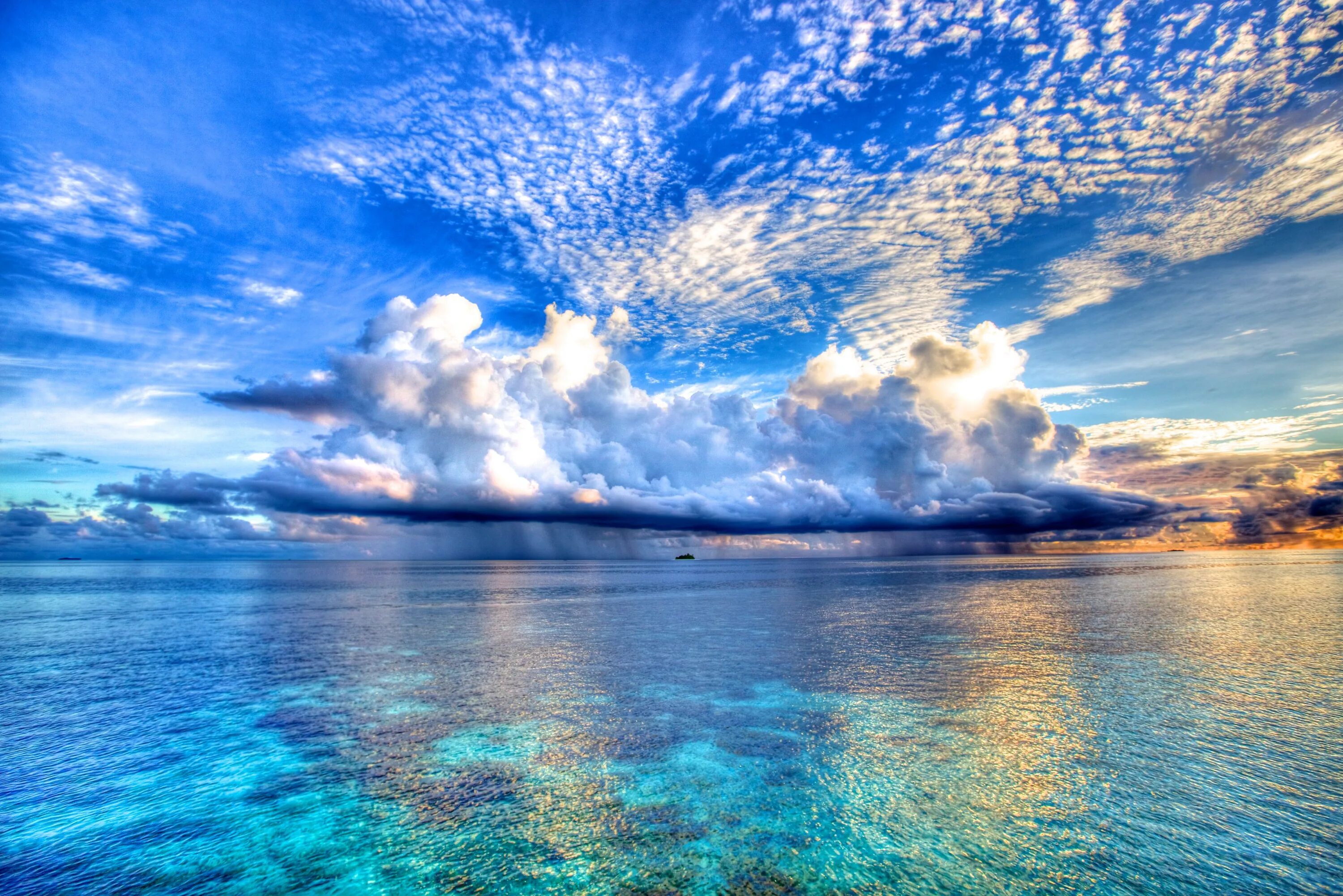 Качественные фото на обои на телефон Beautiful clouds reflected in the blue water of the ocean Desktop wallpapers 144