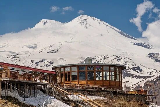 Кафе ай чегет фото Кафе "Ай" на горе Чегет, с видом на Эльбрус. - Picture of Cafe Ai, Terskol - Tri