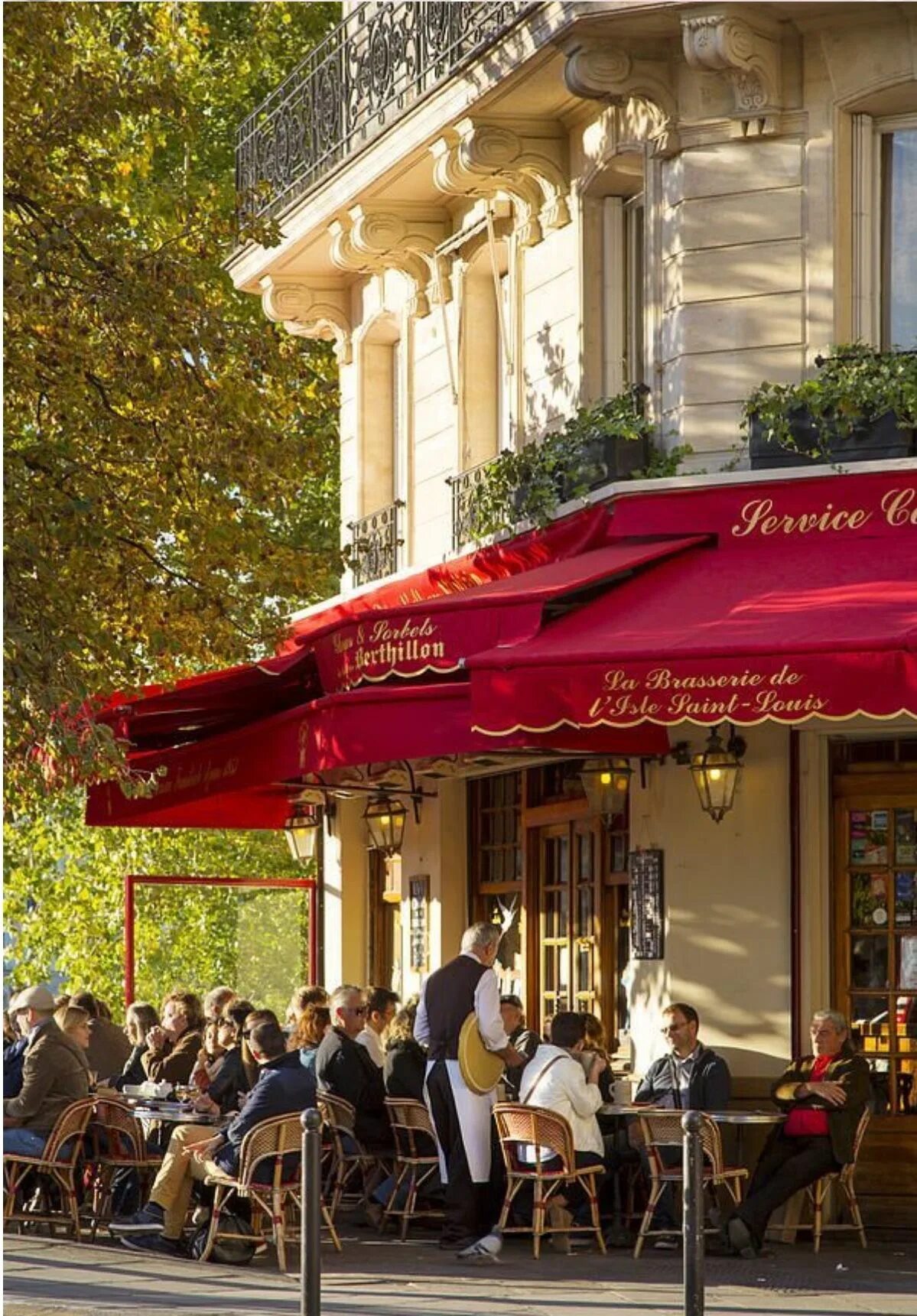 Кафе capitaine в париже фото La Brasserie de l’Isle Saint-Louis Paris cafe, Paris travel, Parisian cafe