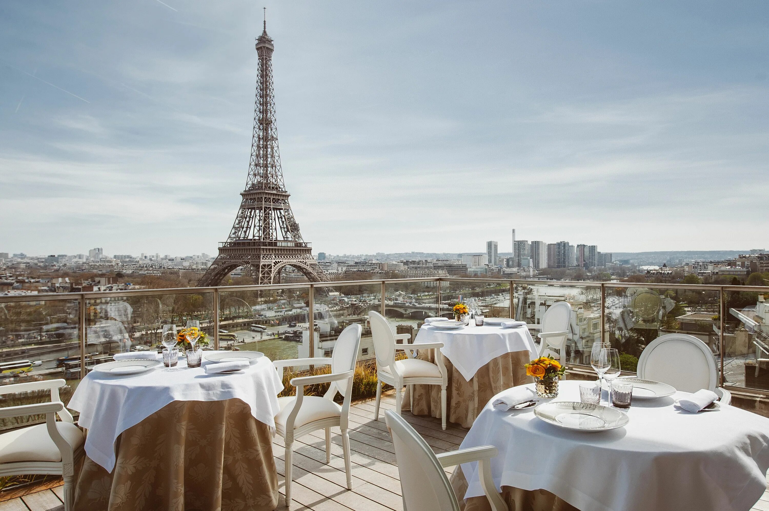 Кафе capitaine в париже фото L'Abeille en plein ciel - Shangri-La Hotel, Paris Paris restaurants, Paris hotel