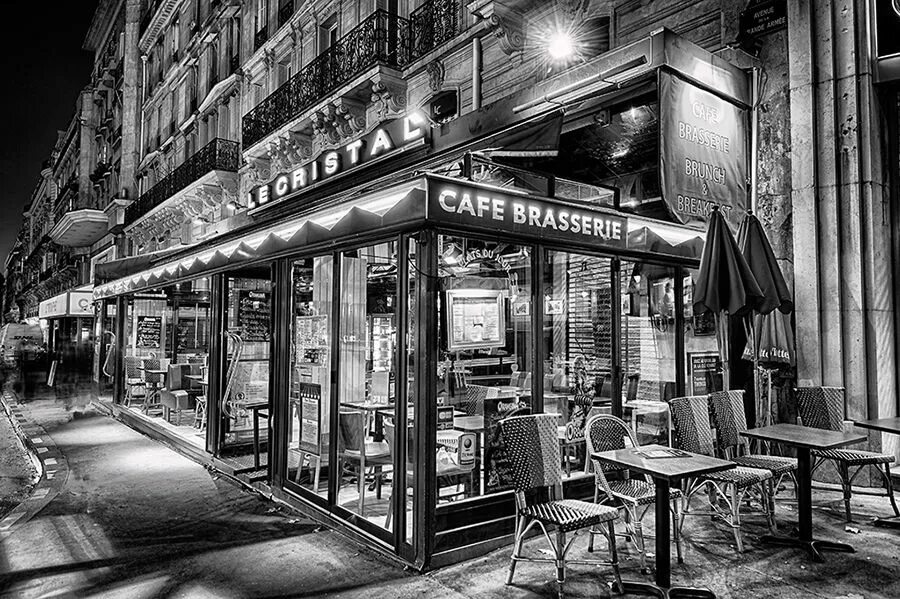 Кафе черно белое фото Le Crystal Cafe Brasserie at night in black and white Paris restaurant Night pho