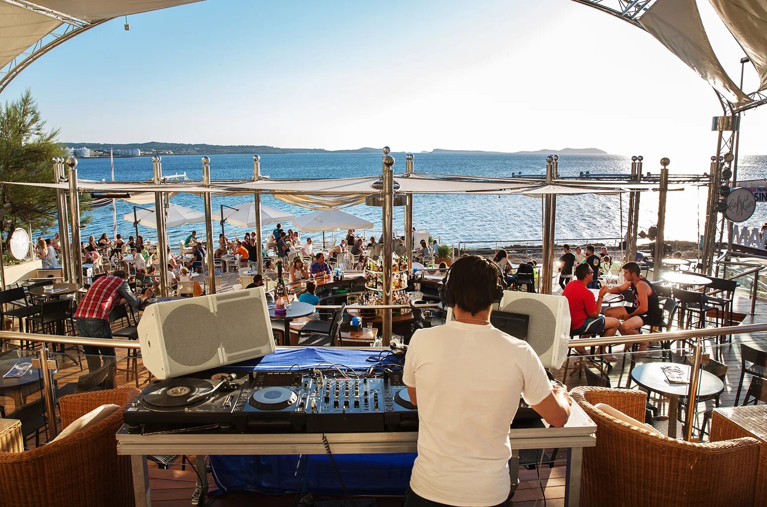 Кафе дель мар ибица фото Ibizan Beach Clubs May Not Be Clubs at All Thanks to New Legislation Billboard