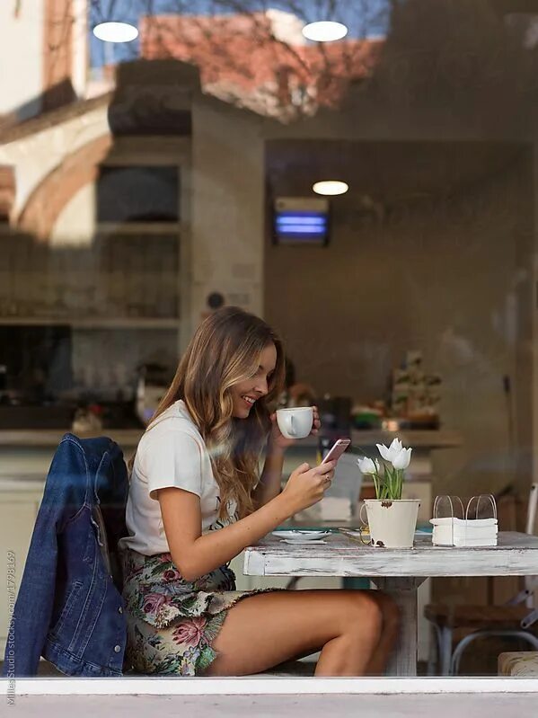 Кафе девушка фото кофе "Stylish Woman Chilling With Phone In Cafe" by Stocksy Contributor "Milles Studi