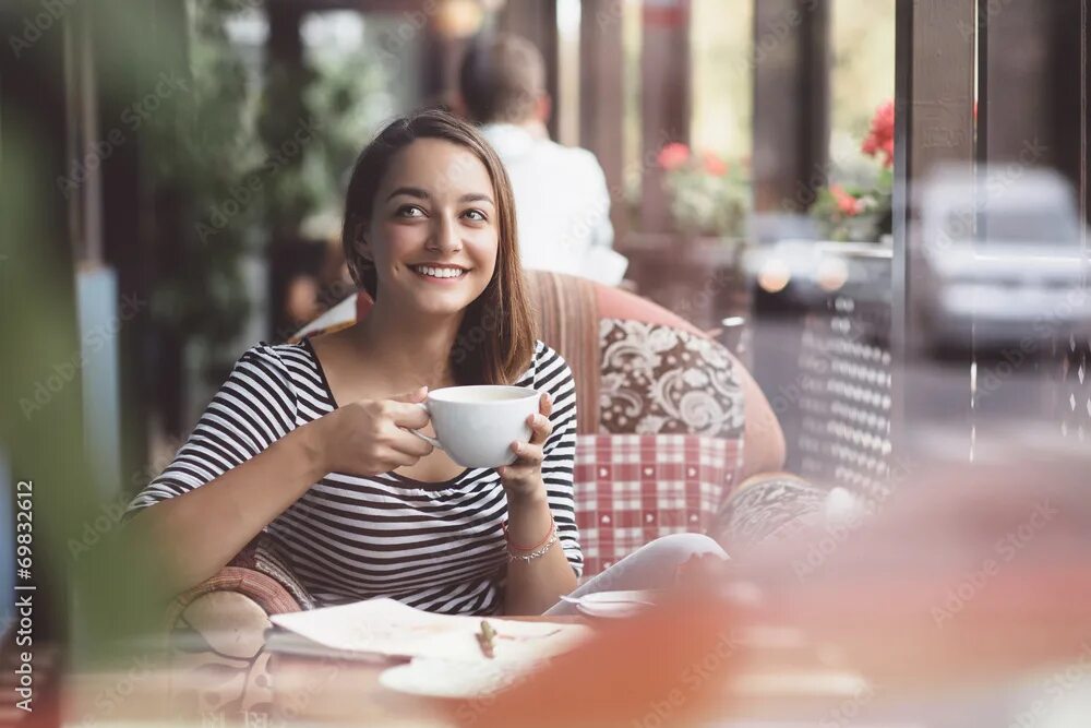 Кафе девушка фото кофе Young woman drinking coffee in urban cafe фотография Stock Adobe Stock