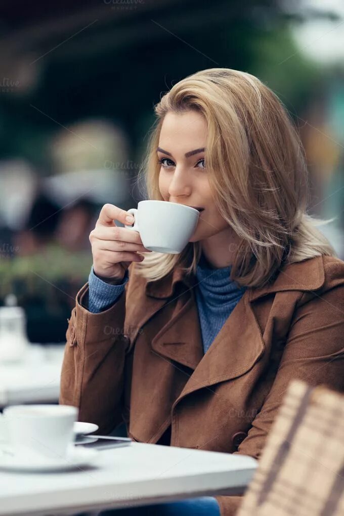 Кафе девушка фото кофе Modern woman in cafe bar containing beautiful, young, and modern Coffee shop pho