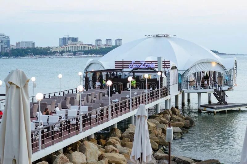 Кафе геленджика фото Gelendzhik. Cafe on the Waterfront. Evening. Editorial Stock Photo - Image of em