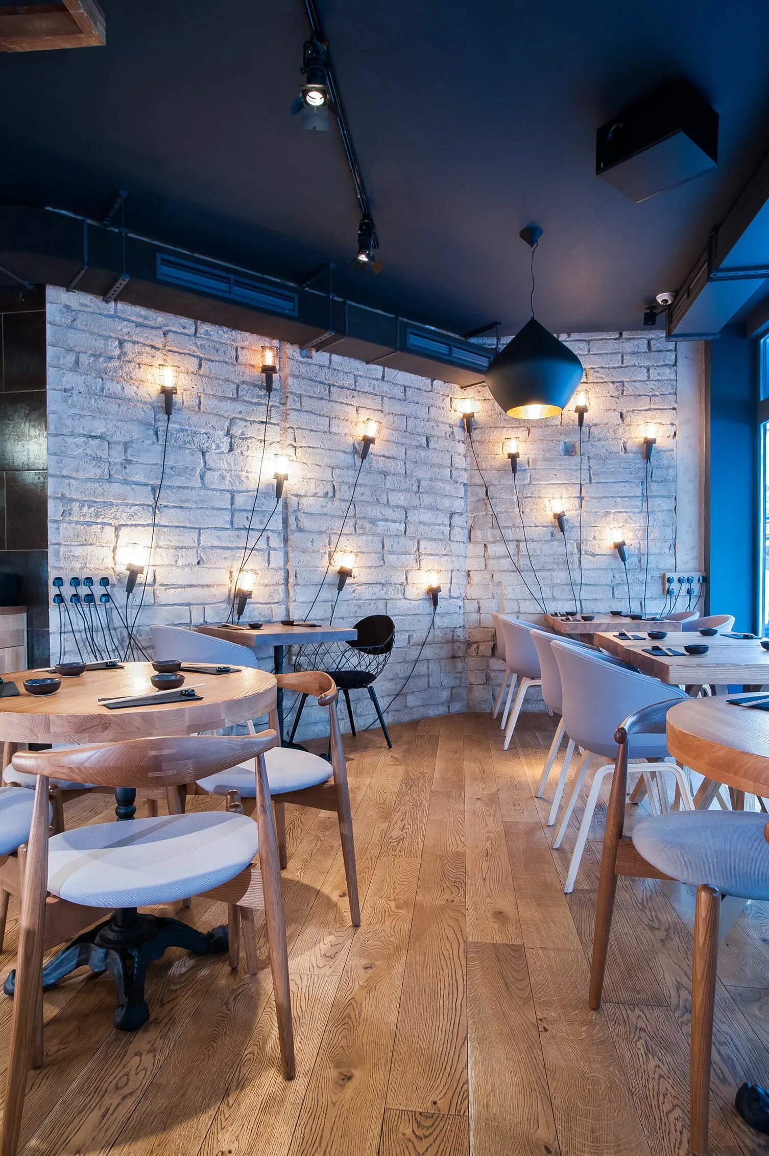 Кафе интерьер недорогой фото дизайн London sushi restaurant Murakami has all the elements to be a huge success story