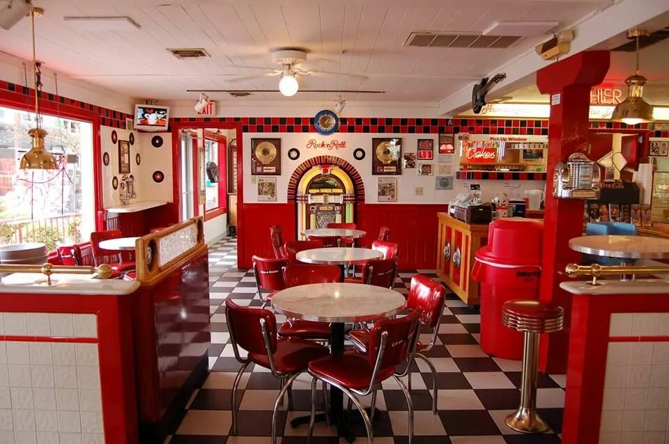 Кафе любимое фото You’ll Absolutely Love This 50s Themed Diner In Missouri Retro diner, 50s diner,