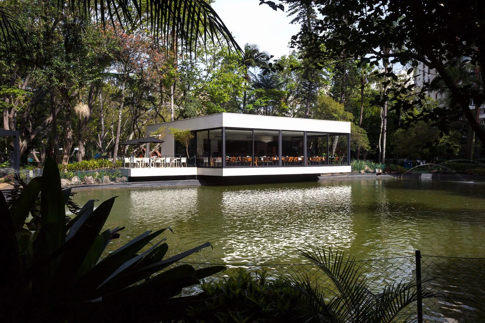 Кафе на воде фото Gallery of Lake's Restaurant / mass arquitetura + Norea De Vitto - 6