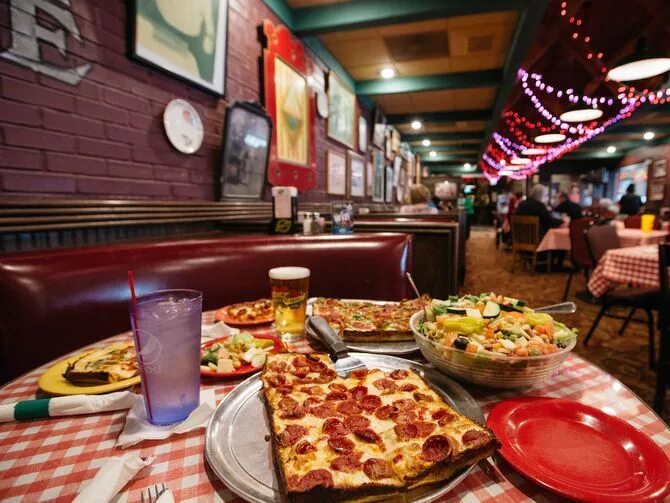 Кафе пиццерия фото The 38 Essential Restaurants in Detroit Pizza restaurant, Pizza, Good pizza