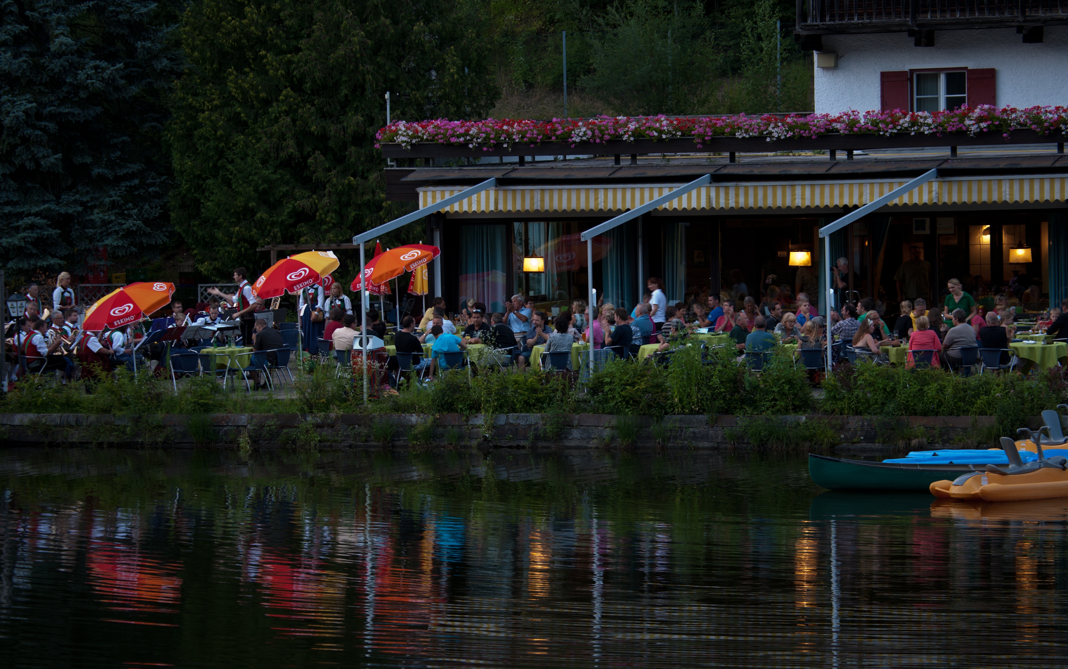 Кафе у озера фото Free Images : cafe, river, evening, tourism, waterway, lakeside, austria, resort