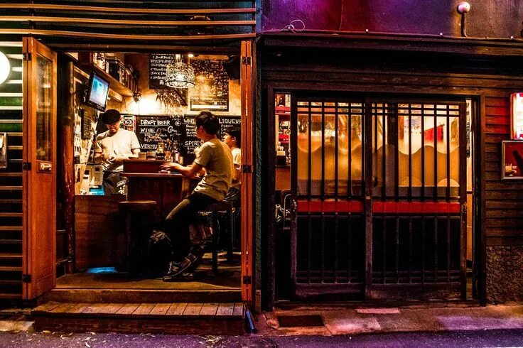 Кафе в японии фото The Tiny Bars of Tokyo's Drunkards Alley - No Destinations in 2024 Japanese bar,