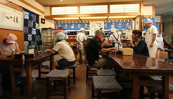 Кафе в японии фото Inside a typical Japanese restaurant Japanese restaurant, Japanese bar, Restaura