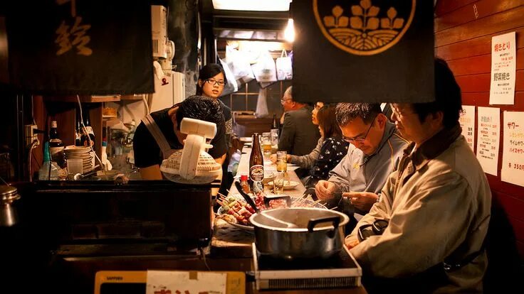 Кафе в японии фото Omoide Yokocho yakitori bar : Shinjuku, Tokyo, Japan / Japón Hidden bar, Japanes