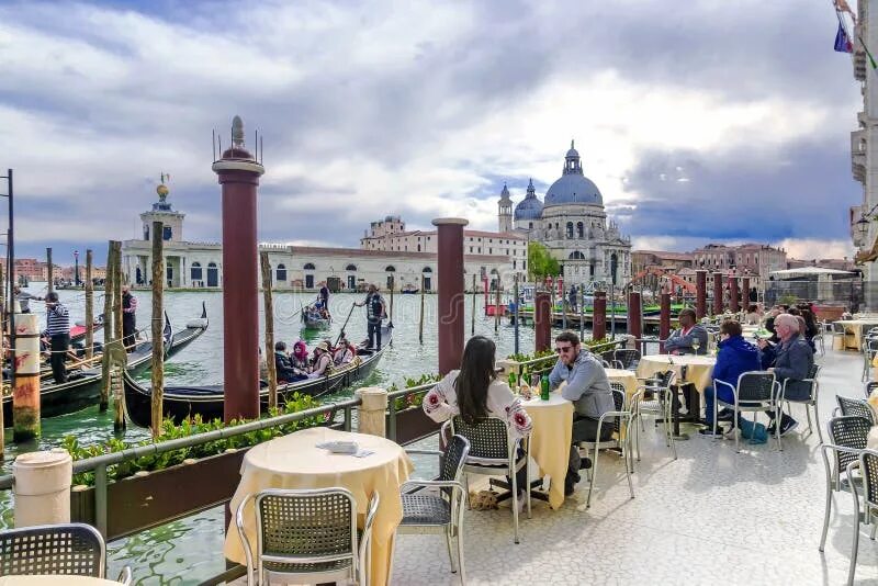 Кафе венеции фото ITALY, VENICE APRIL 19, 2017: a Street Cafe on a Grand Canal in the Background o