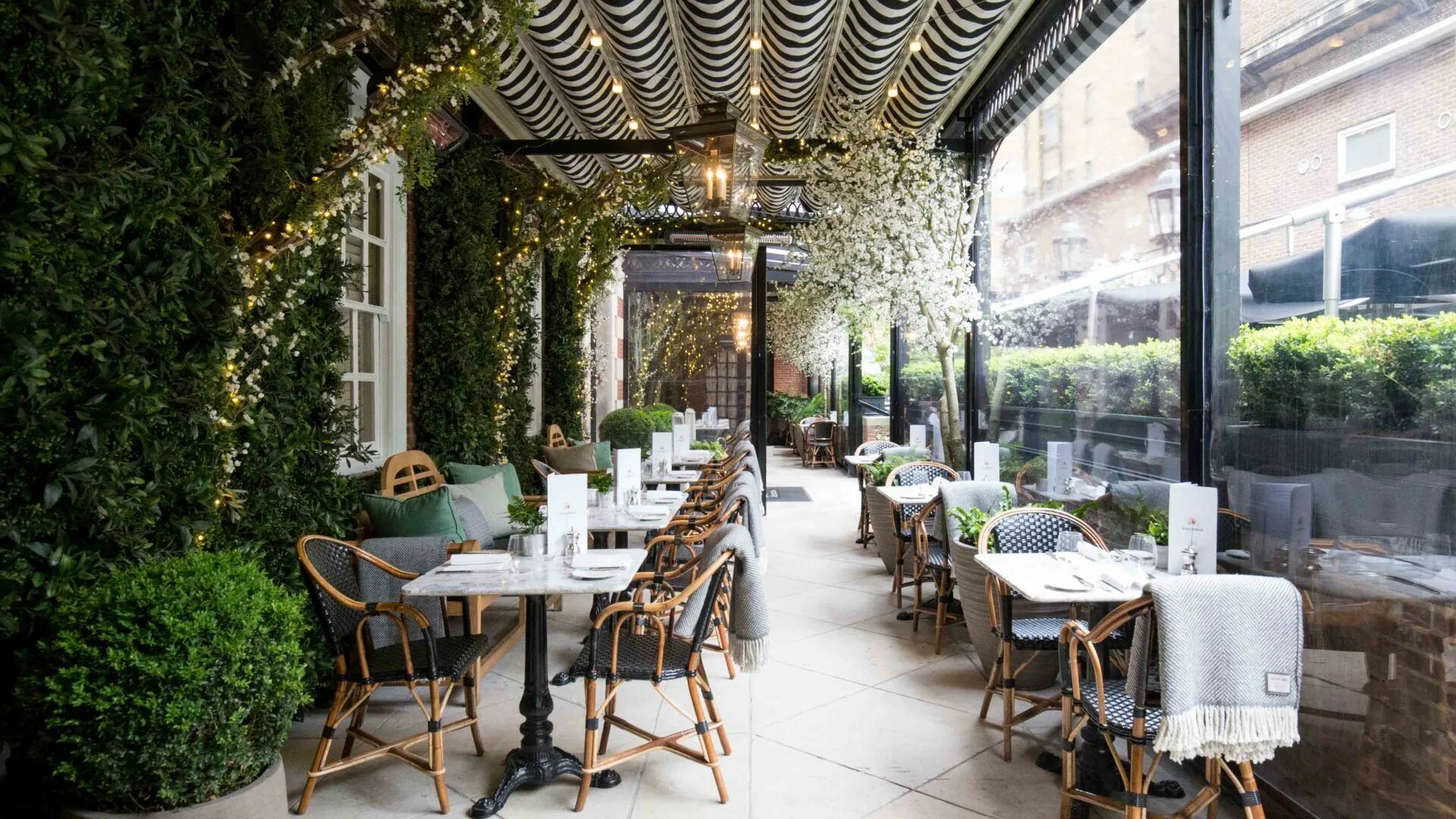 Кафе веранда фото Dalloway Terrace Restaurant with Outdoor Terrace Bloomsbury London Outdoor patio