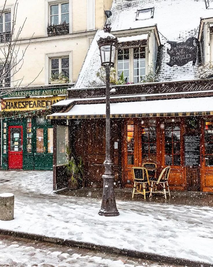 Кафе зимой фото A cafe and bookshop in Paris in the snow. Click through for more pictures on A L