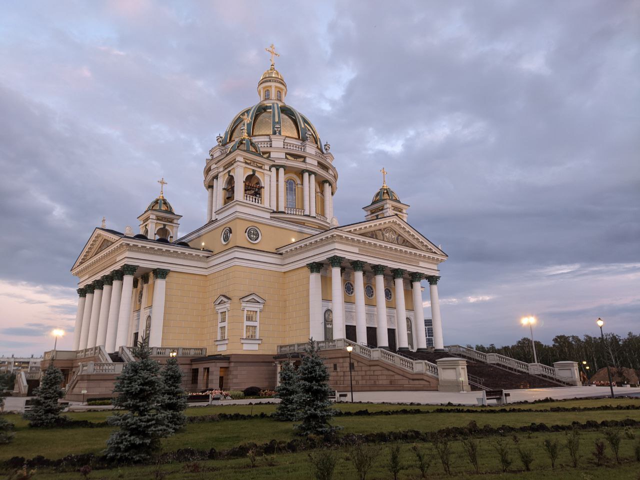 Кафедральный собор челябинск фото Файл:Кафедральный собор Челябинск Севро-запад.jpg - Википедия