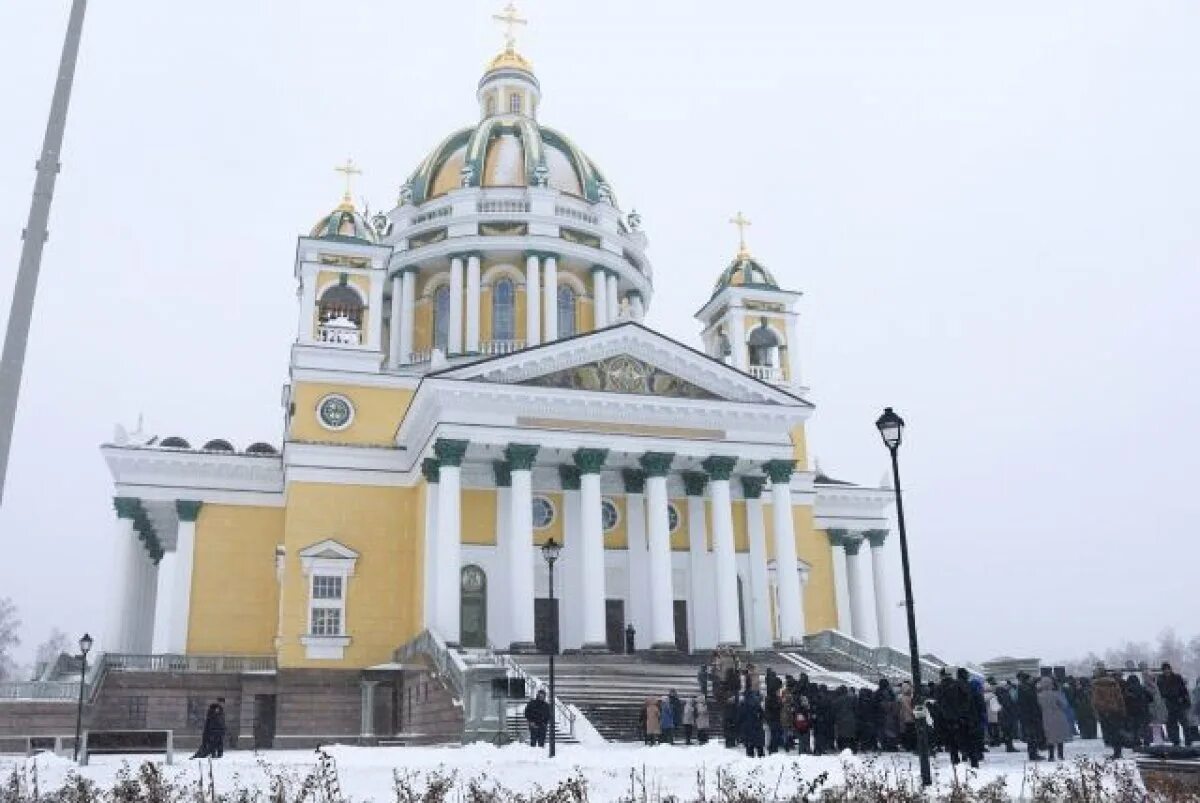 Кафедральный собор челябинск фото Общегородской молебен прошел перед новым собором в Челябинске АиФ Челябинск