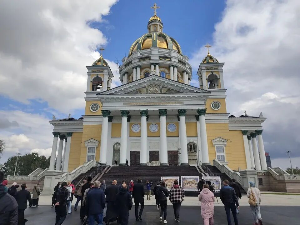 Кафедральный собор челябинск фото На фасаде нового Кафедрального собора в Челябинске начали выкладывать мозаику с 