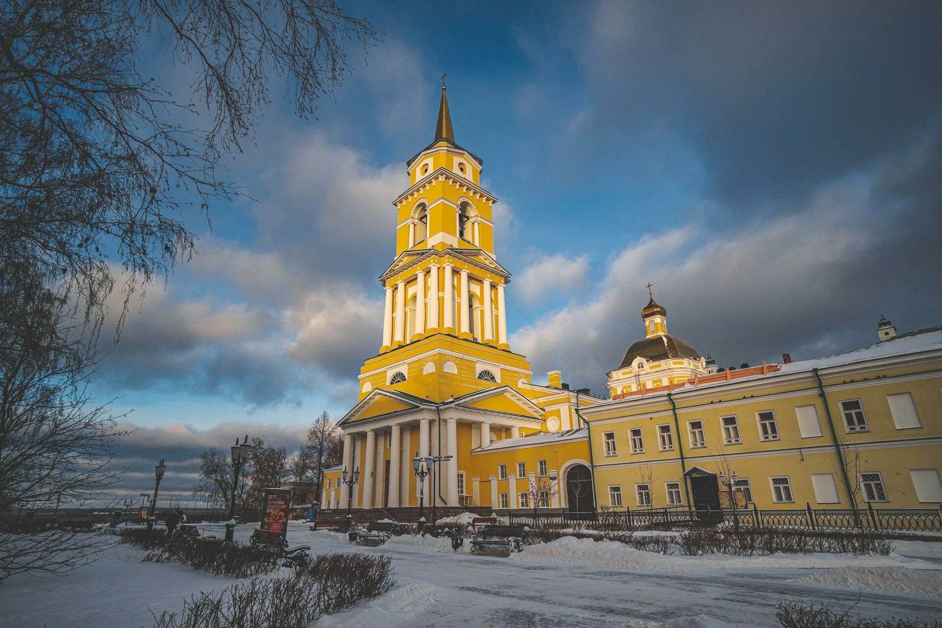 Кафедральный собор пермь фото Пермская галерея в связи с переездом из "дома" - Спасо-Преображенского собора со