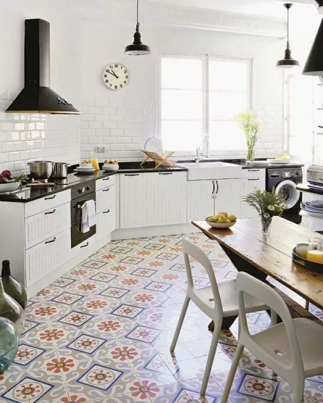 Кафель на кухню дизайн фото Super cuisine design intéieur carrelage ancien vintage au sol mais aussi sur le 