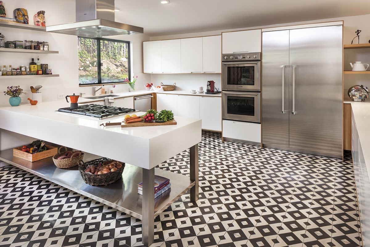 Кафель на кухню на пол дизайн фото Kitchen Flooring That Will Endure the Test of Time Kitchen remodel small, Kitche