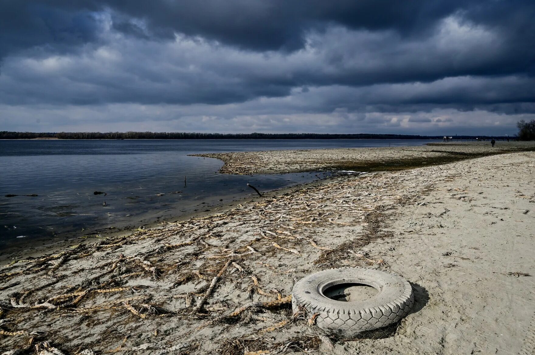 Каховское водохранилище сегодня фото Russia is draining a massive Ukrainian reservoir, endangering a nuclear plant KS