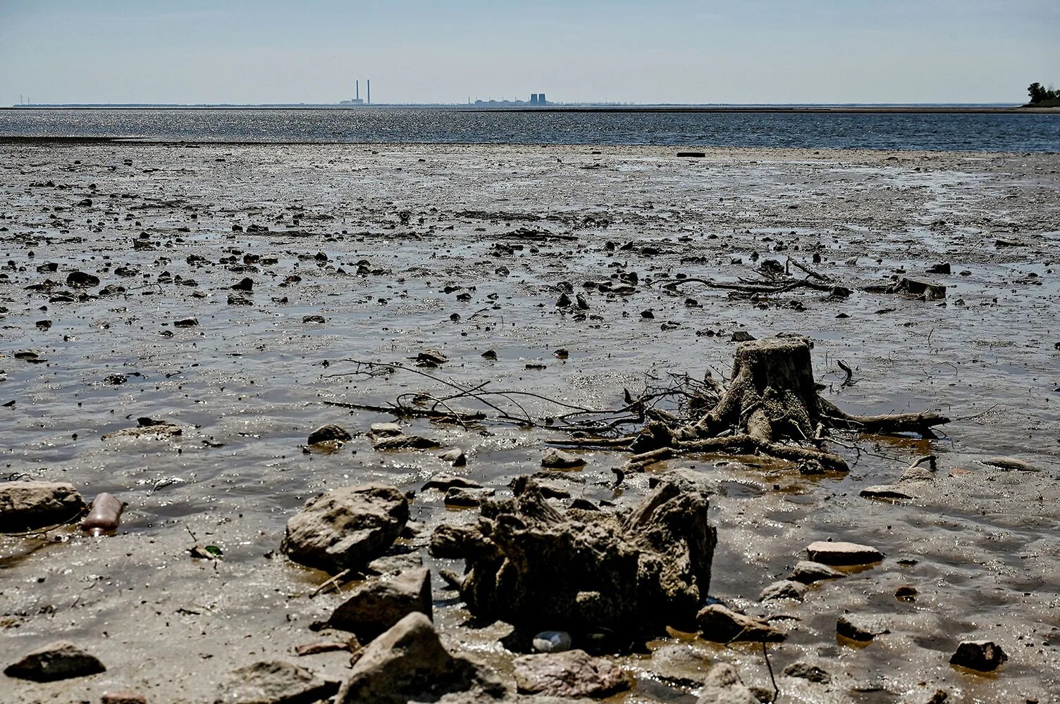 Каховское водохранилище сегодня фото 2024 Кадры обмелевшего Каховского водохранилища: берега превращаются в мусорку