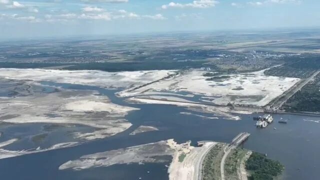 Каховское водохранилище сегодня фото Каховское водохранилище и бывшая гидроэлектростанция сейчас выглядят так. - смот