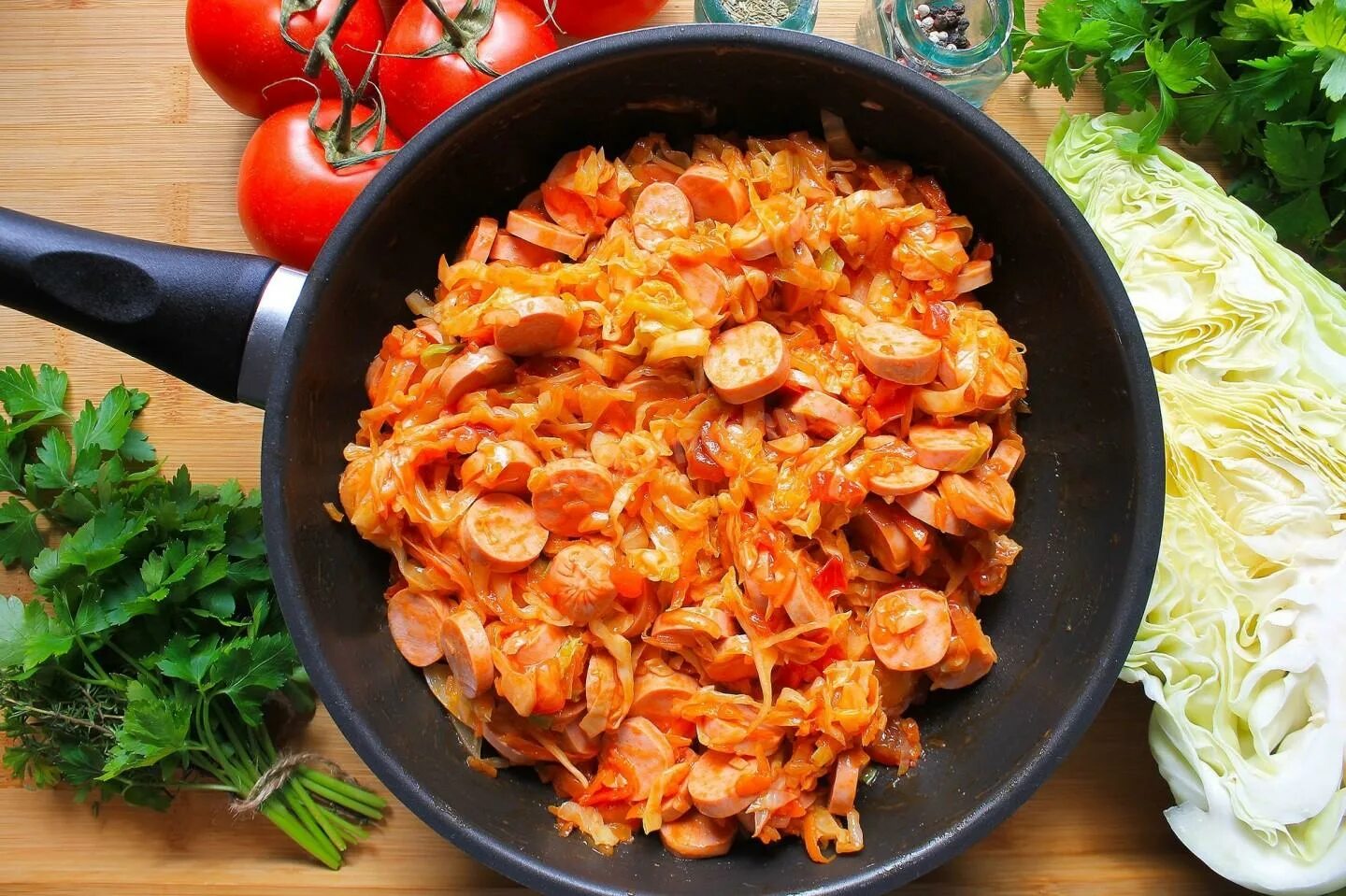 Капуста с сосиской рецепт с фото Солянка с сосисками и капустой на сковороде рецепт фото пошагово и видео - 1000.