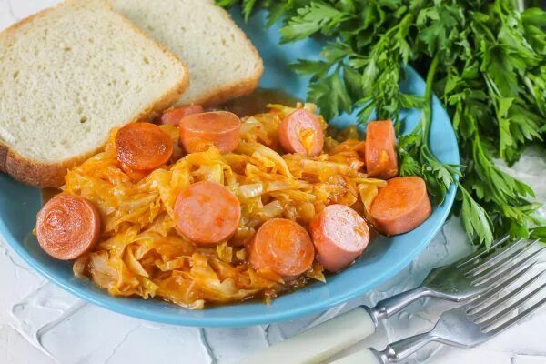 Капуста с сосиской рецепт с фото Тушеная капуста с сосисками по-немецки: рецепт с фото Рецепт Еда, Капуста, Тушен