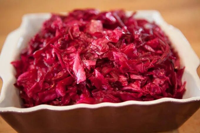 Капуста со свеклой фото Ginger Beet Sauerkraut Recipe Fermentation recipes, Sauerkraut, Sauerkraut recip