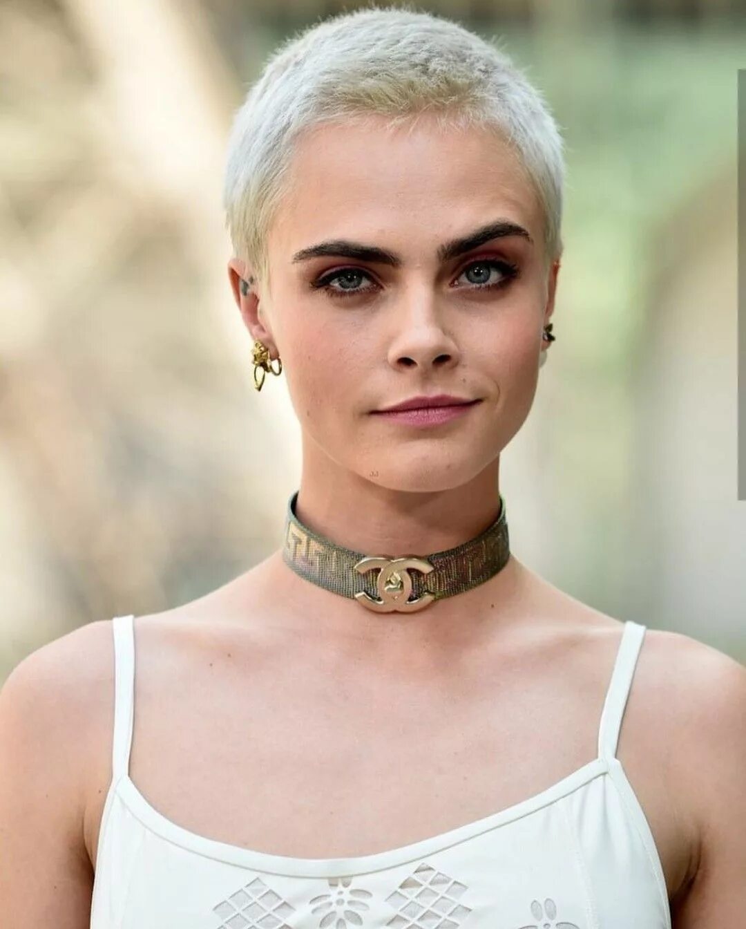 Кара делевинь с короткой стрижкой Cara Delevigne at the Chanel Haute Couture Fall Pixie frisur, Rasierte haare, Ku