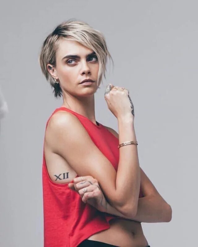 Кара делевинь с короткой стрижкой Pin by Таисия Соломатина on Berühmtheiten Cara delevingne hair, Cara delevingne,