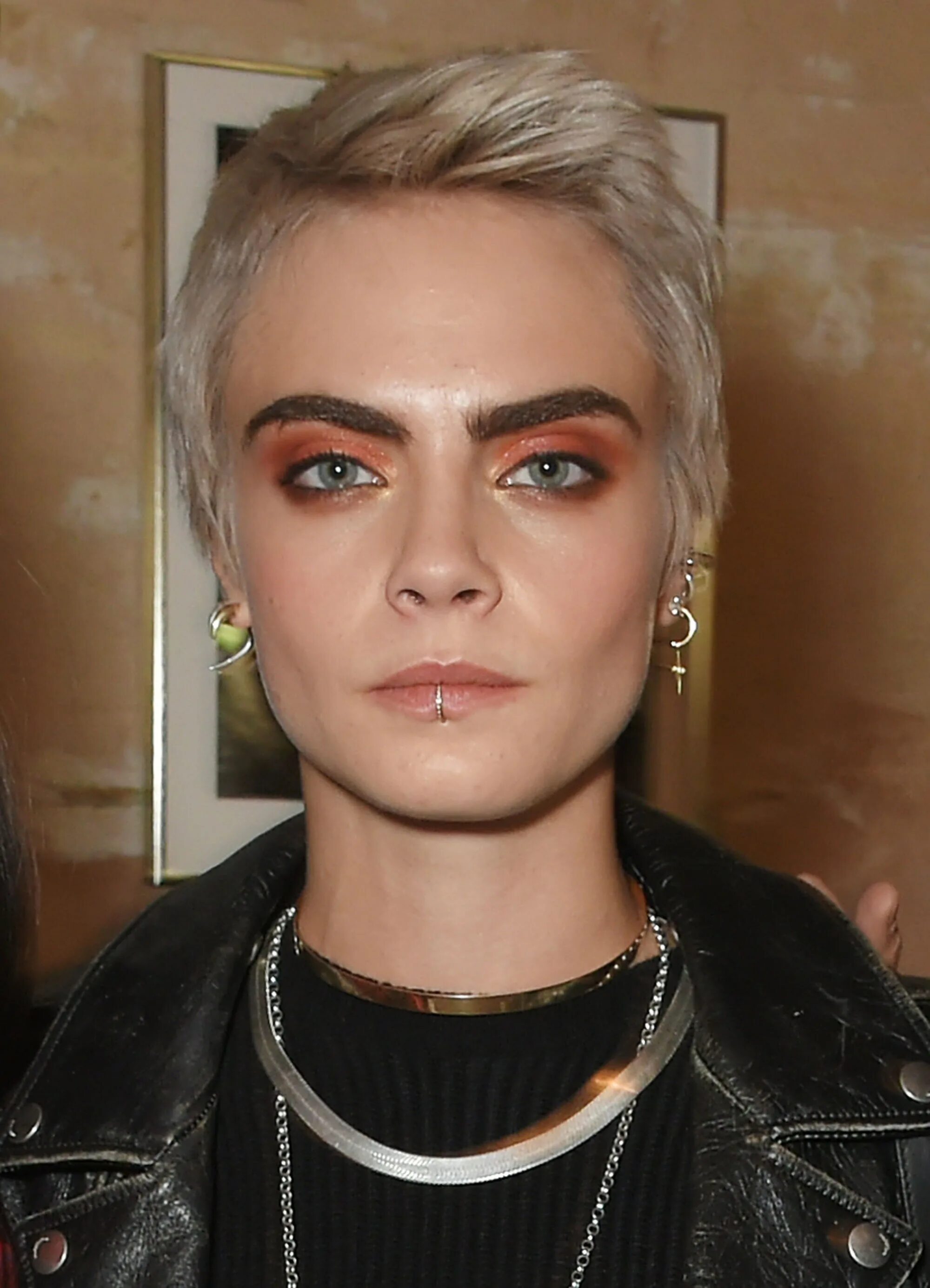 Кара делевинь с короткой стрижкой Cara Delevingne Steps Out With a Bold New Facial Piercing at Burberry Vogue