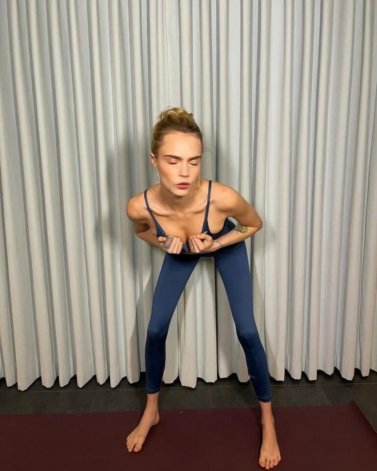 Кара делевинь слив фото Giggling Cara Delevingne looks to be having a fun time during Puma modelling sho