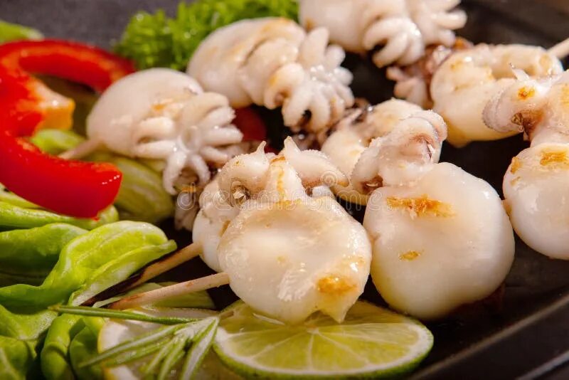 Каракатица фото блюдо Baby Cuttlefish Grill on a Wooden Skewer Stock Photo - Image of black, food: 142