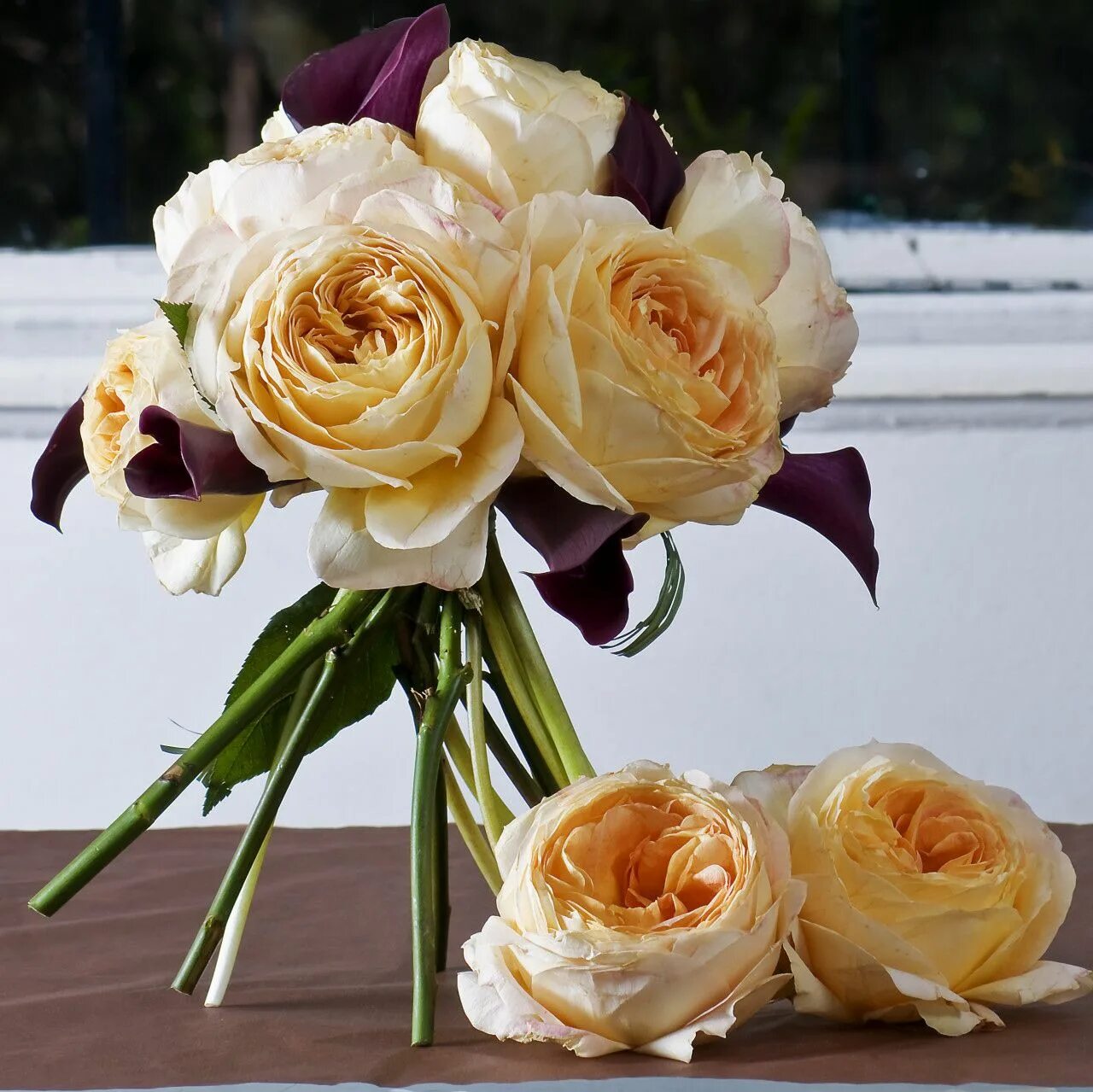 Карамель антик роза фото A simple bouquet using Caramel Antike. You only need a few stems with such a lar