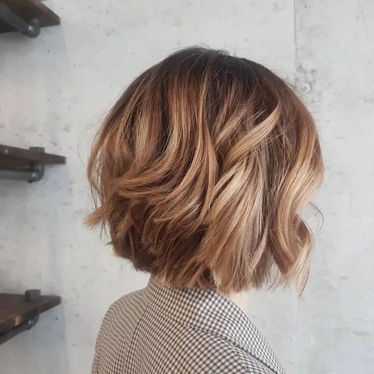 Карамельное каре фото In foto abbiamo un bellissimo taglio Bob super corto. Il color caramello realizz