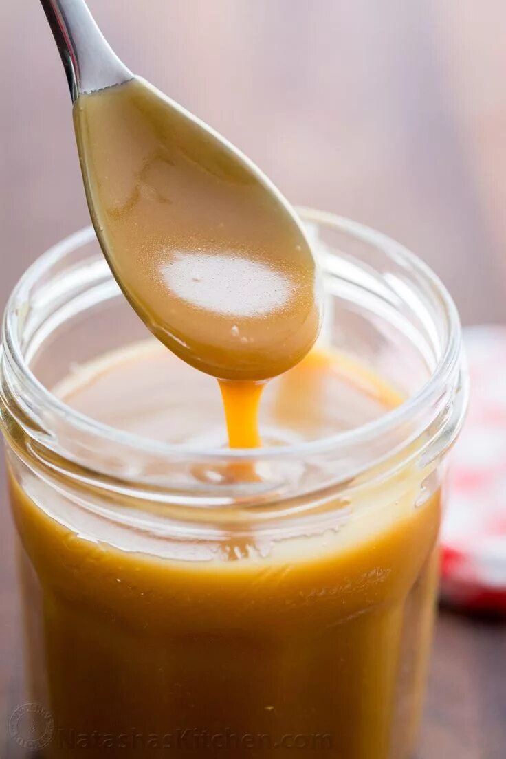 Карамельный соус фото Easy Caramel Sauce Recipe - NatashasKitchen.com Caramel recipes sauce, Salted ca