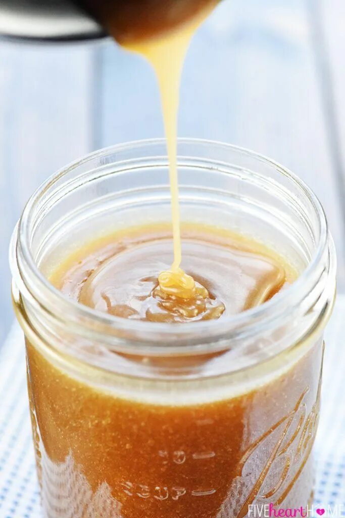 Карамельный соус фото Easy Homemade Caramel Sauce Recipe Homemade caramel sauce, Homemade caramel, Swe