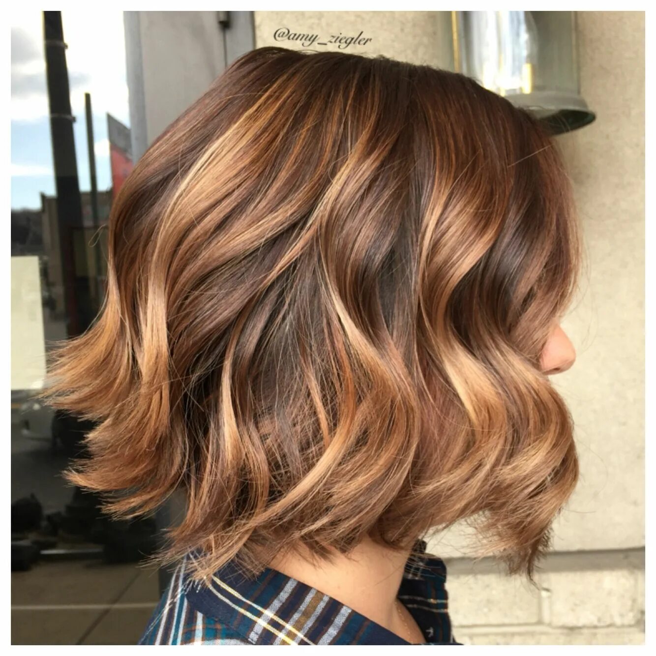 Карамельный цвет волос каре фото Chocolate Caramel Balayage textured bob by @amy_ziegler #versatilestrands #askfo